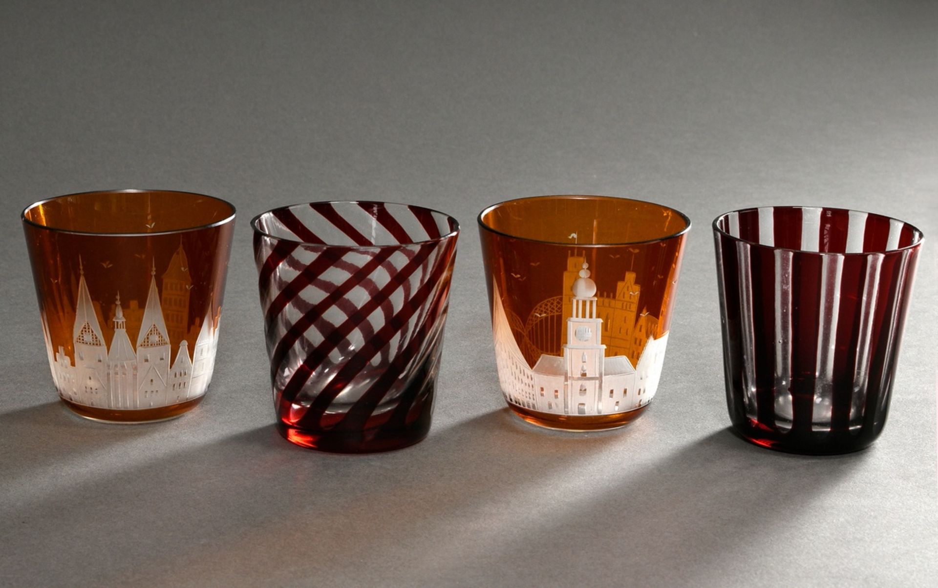 4 Diverse Rotter Gläser mit „Hamburg-, Lübeck- und Streifendekoren“, bernsteinfarben und rot überfa