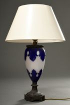 Vase in blau-weißem Überfangglas mit Metall Montierung (ehemals Petroleumlampe) als Lampe elektrifi