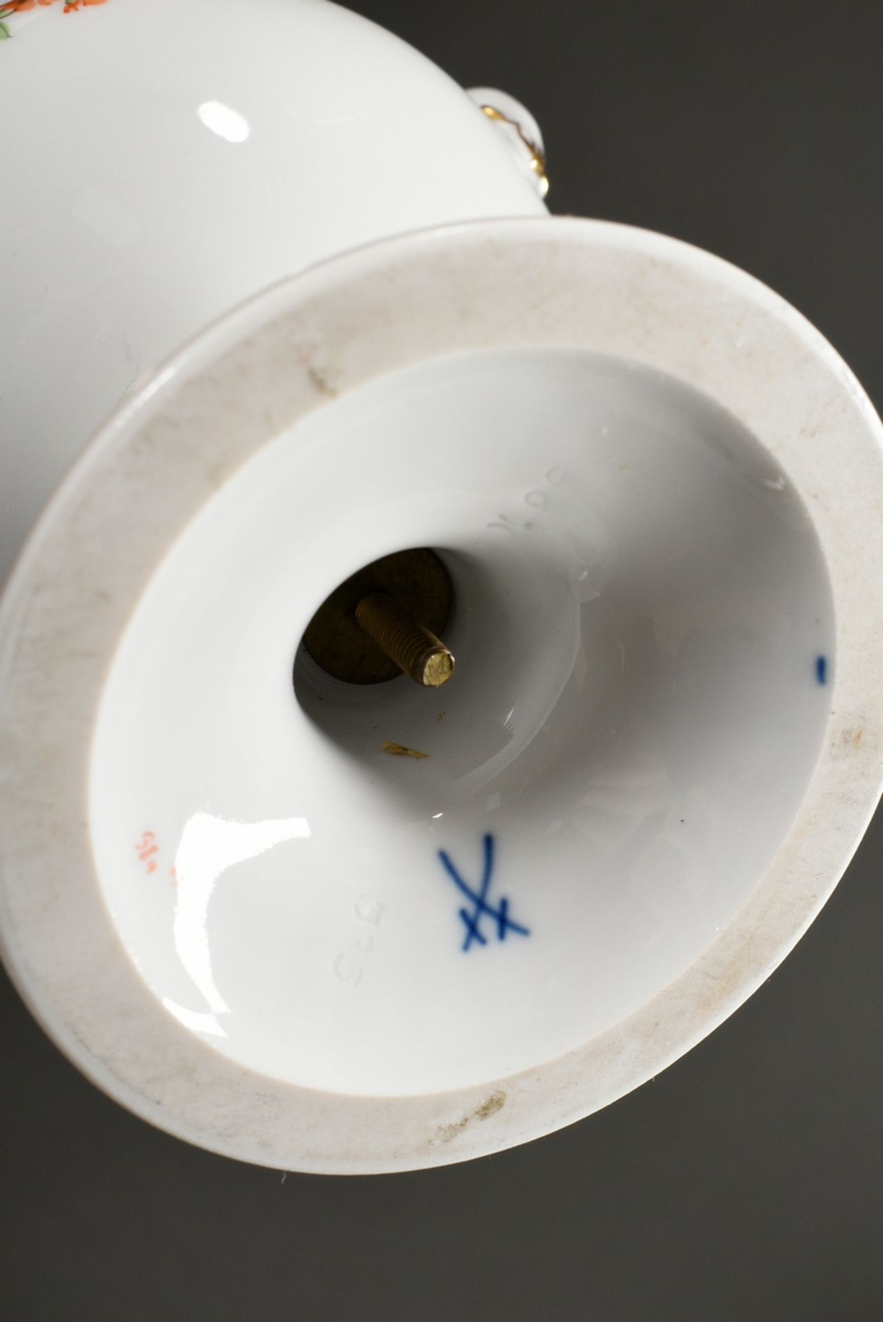 5 Pieces Meissen "Deutsche Blume": 2 goblet vases with handle (h. 22cm), 2 various round lidded box - Image 6 of 7