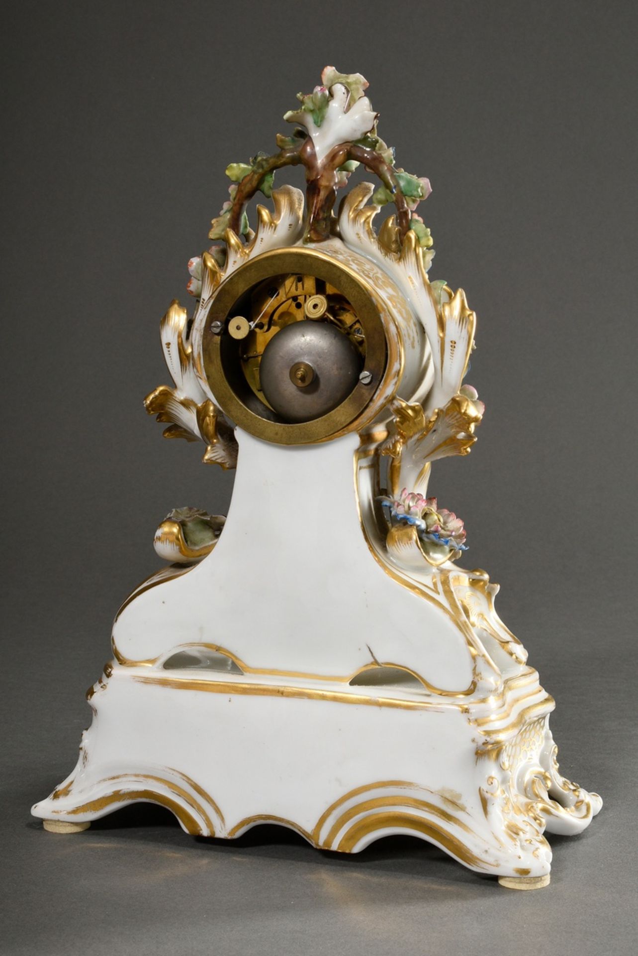 Biedermeier Porzellan Pendule mit reich ornamentiertem und floral dekoriertem Gehäuse auf Rocaille  - Bild 3 aus 7