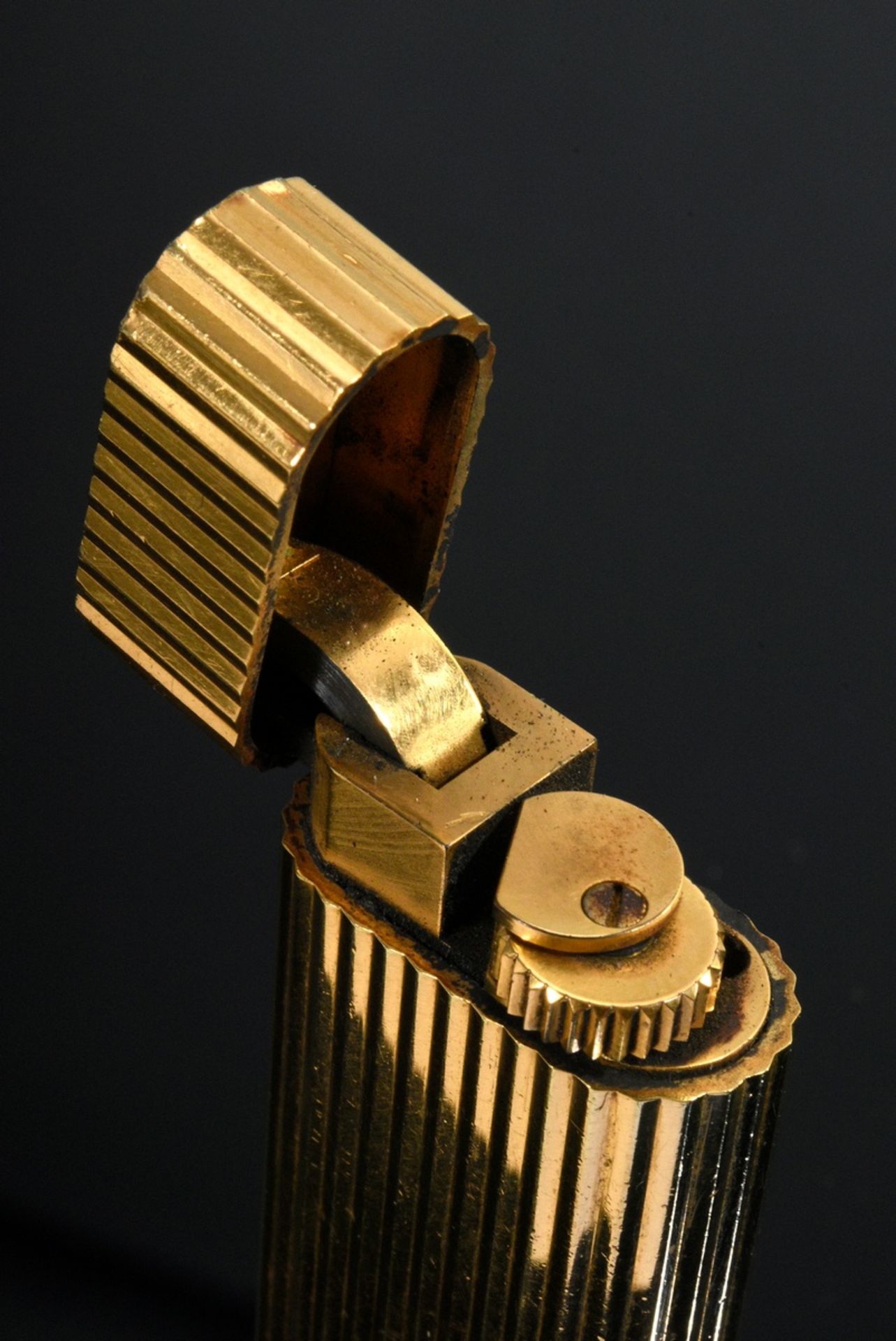 Le Must de Cartier Feuerzeug, Goldauflage, Nr. C 10863, 7x2,5cm, funktionstüchtig, Kratzer, starke  - Bild 4 aus 5