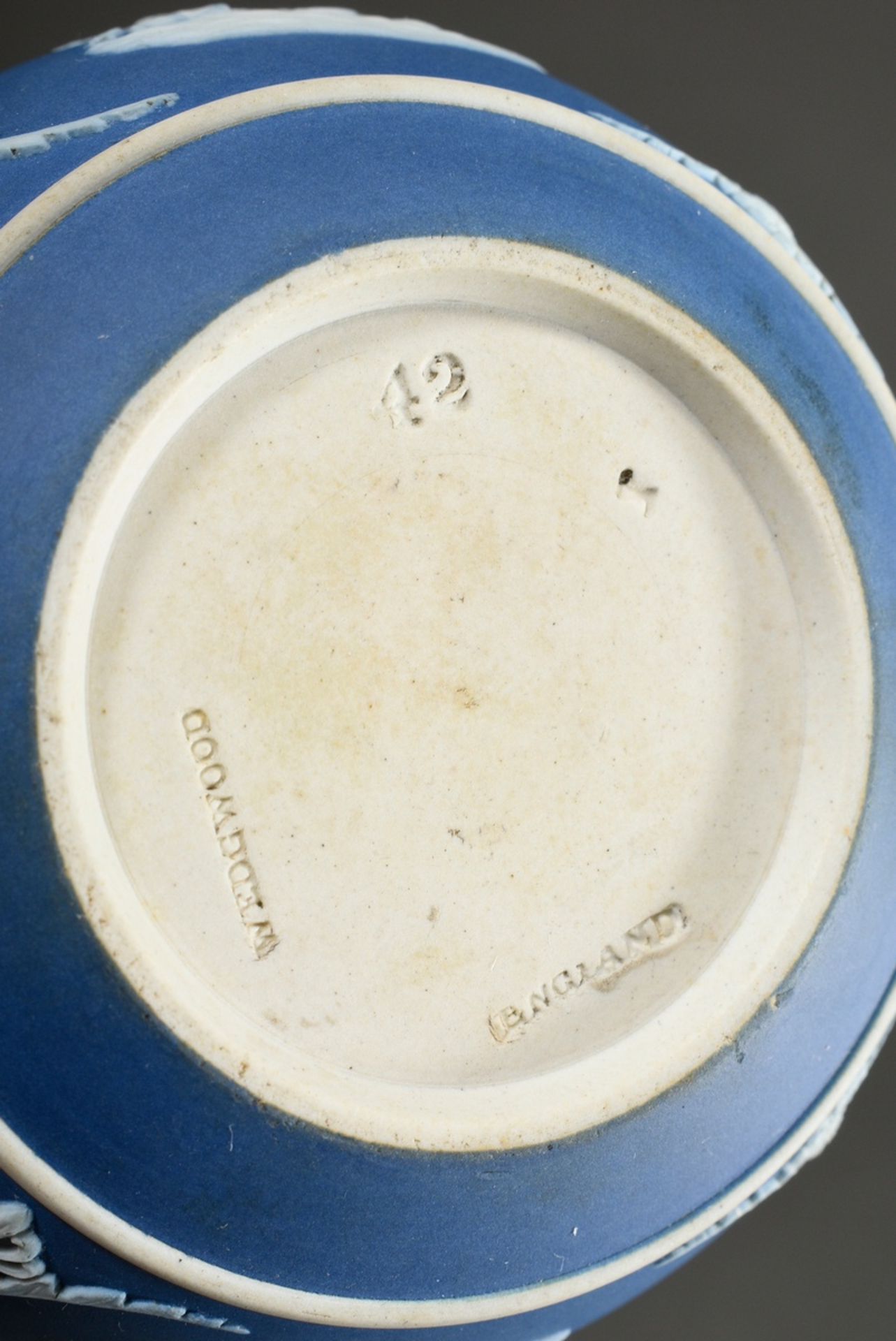 5 Various pieces Wedgwood Tête-à-Tête in blue jasperware with white bisque reliefs, England early 2 - Image 6 of 6