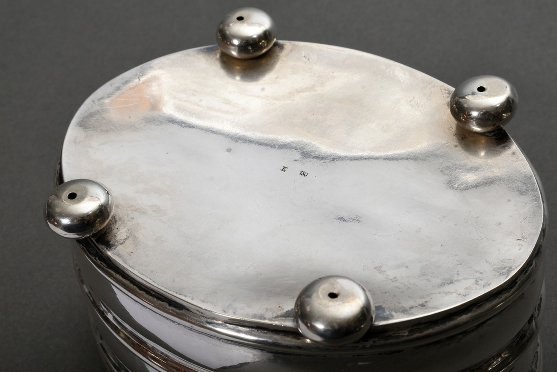 Ovale Zuckerdose mit quergerilltem Korpus und gewölbtem Scharnierdeckel auf gedrückten Kugelfüßen,  - Bild 3 aus 5