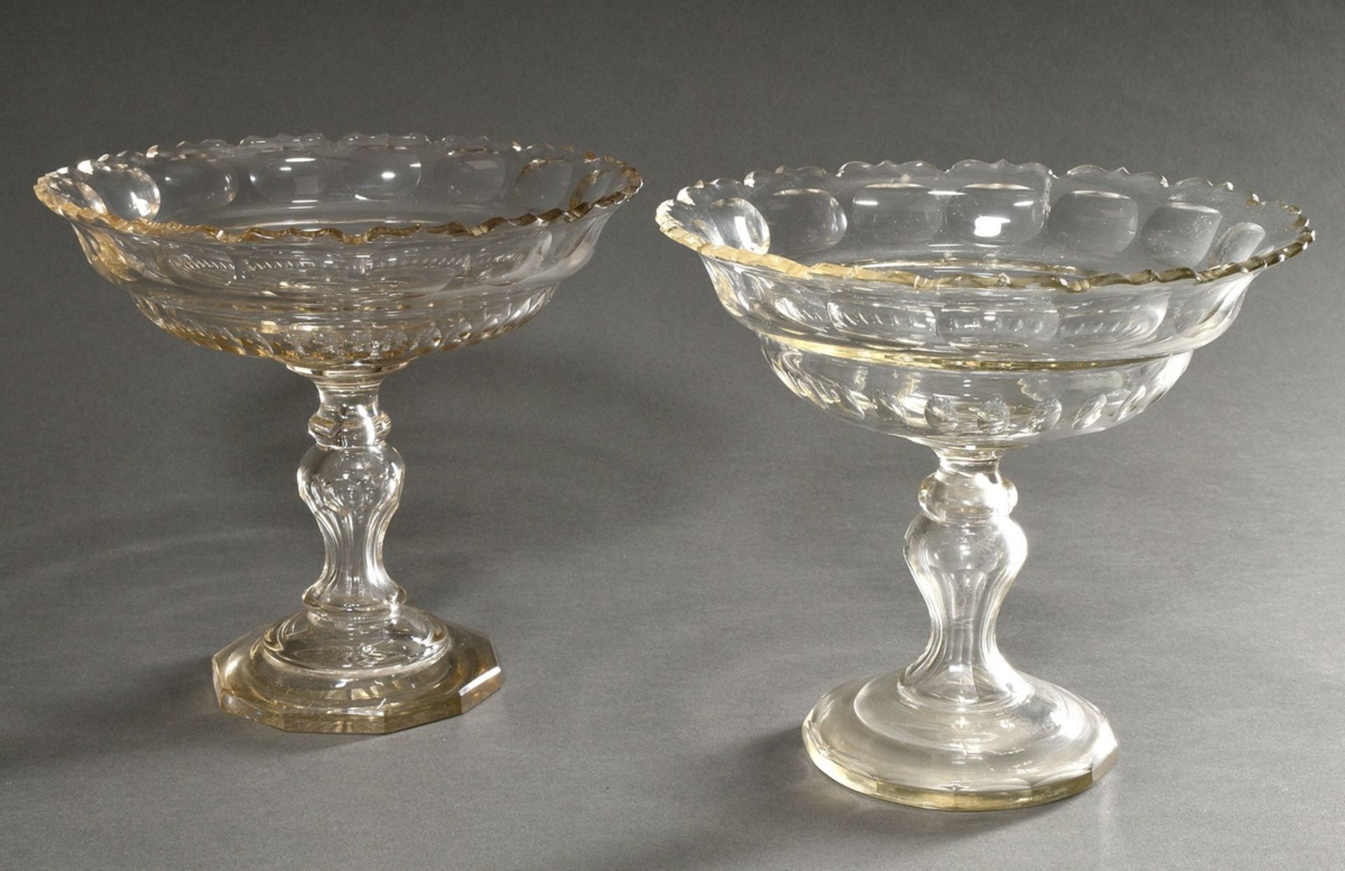 Paar Biedermeier Glas Aufsätze mit Olivenschliff Dekoration auf polygonalen Füßen, H. 23,8cm, Ø 26,
