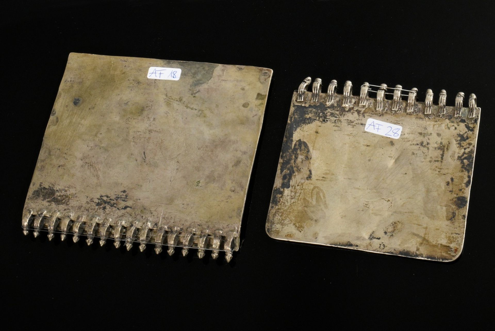 2 Diverse Brustschmuckplatten mit Aufhängevorrichtungen, Front verziert mit umlaufenden Bändern, Sc - Bild 2 aus 4