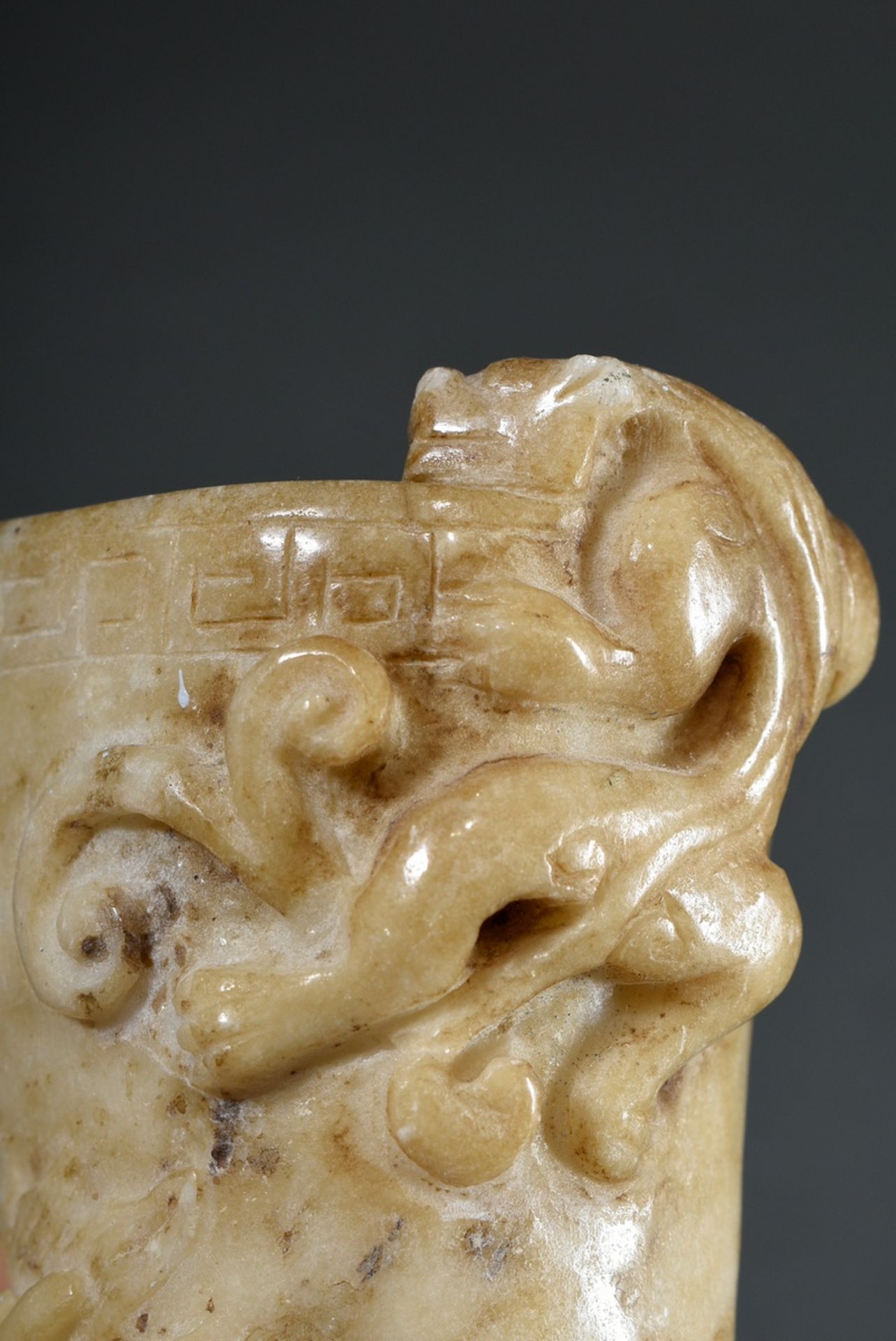 Chinesischer Jade Rhyton mit plastischem Drachenkopf und Chilong sowie umlaufendem Mäanderband, Son - Bild 6 aus 7