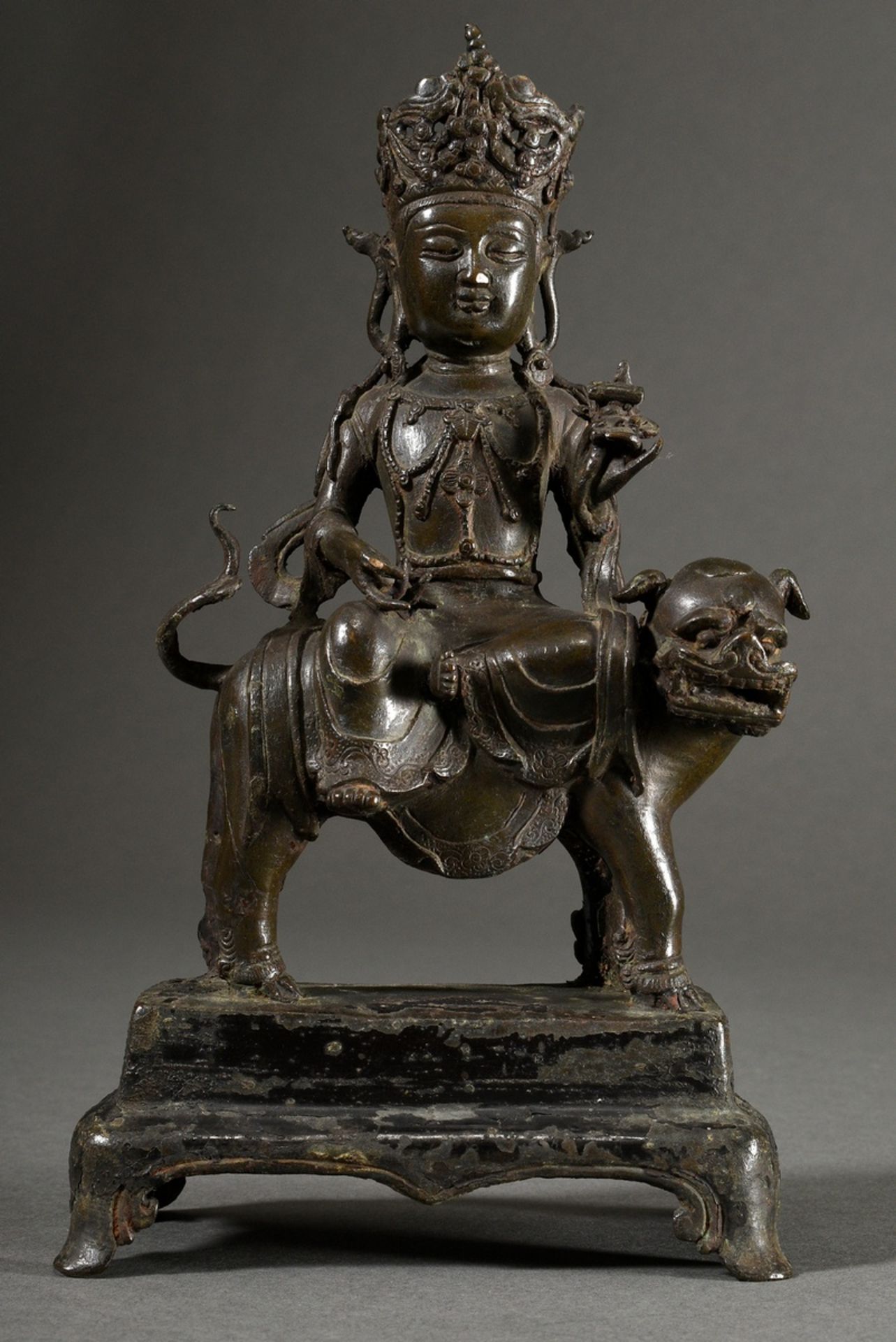 Chinesischer Bodhisattva Manjushri / Wenshu Pusa mit Krone und Schmuck in Lalitasana auf Fo-Löwe, f