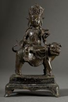 Chinesischer Bodhisattva Manjushri / Wenshu Pusa mit Krone und Schmuck in Lalitasana auf Fo-Löwe, f