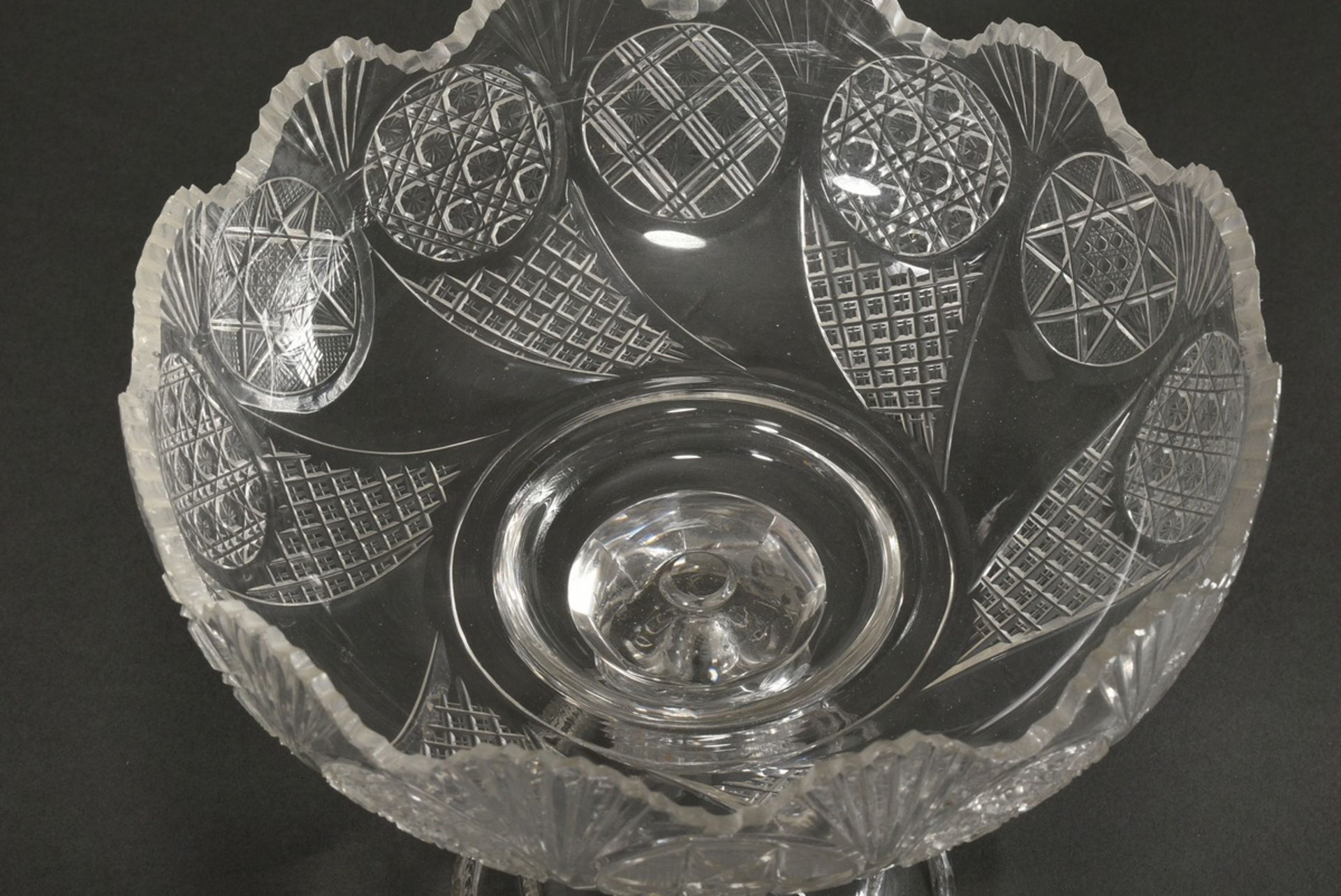 Kristall Aufsatzschale mit verschiedenen Schlifftondi in umlaufendem Fries sowie Palmettenrand über - Bild 2 aus 3