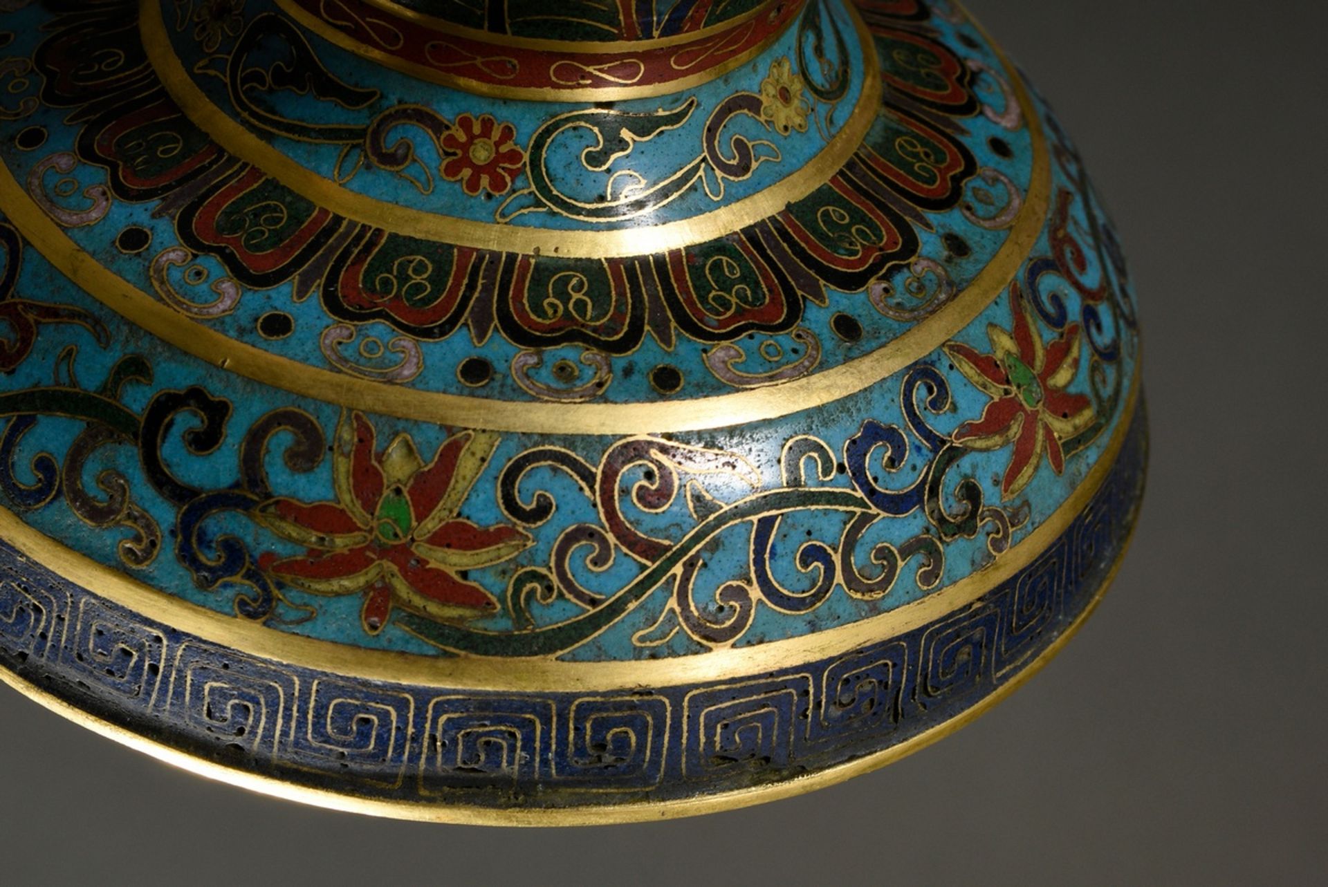 Cloisonné "Holy Water" Vase mit feuervergoldeten Bronze Rändern und reichem floralem Dekor auf türk - Bild 6 aus 8