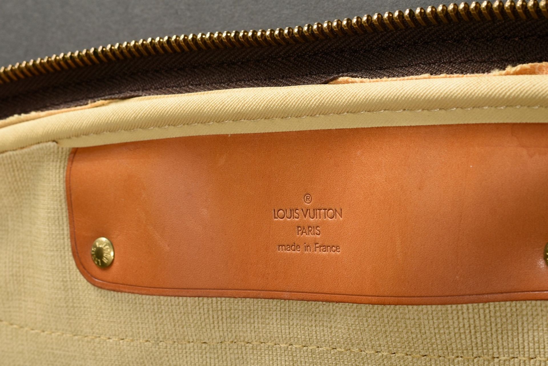 Louis Vuitton Reisetasche "Alize" in Monogramm Canvas, doppelter Zwei-Wege Reißverschluss mit zwei  - Bild 9 aus 11