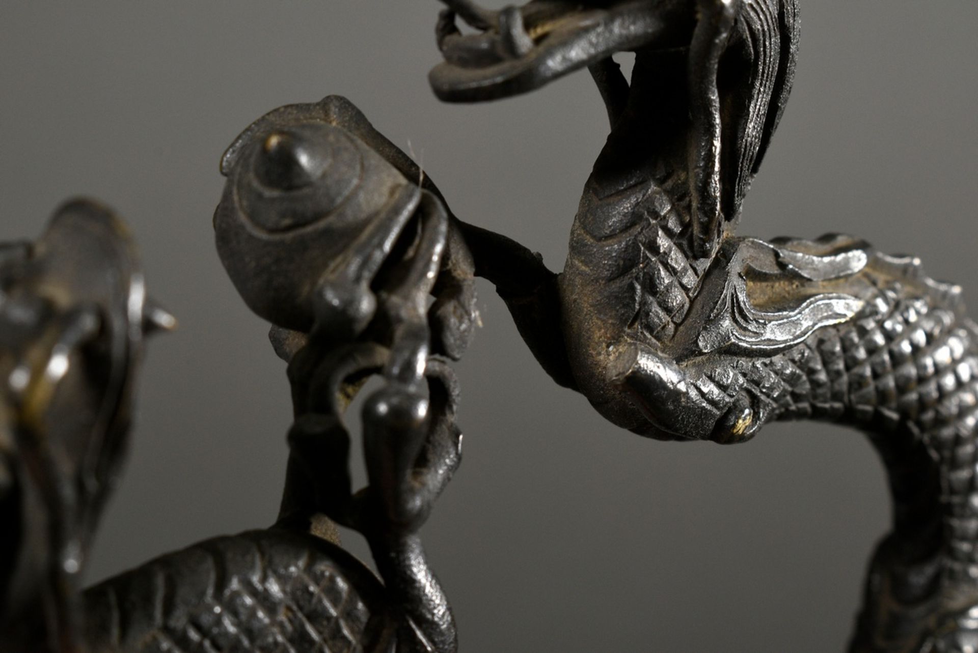Chinesische Bronze "Zwei Drachen mit Tama Perle" auf "Landschaftssockel", zweiteilig, 19.Jh., H. 14 - Bild 7 aus 7
