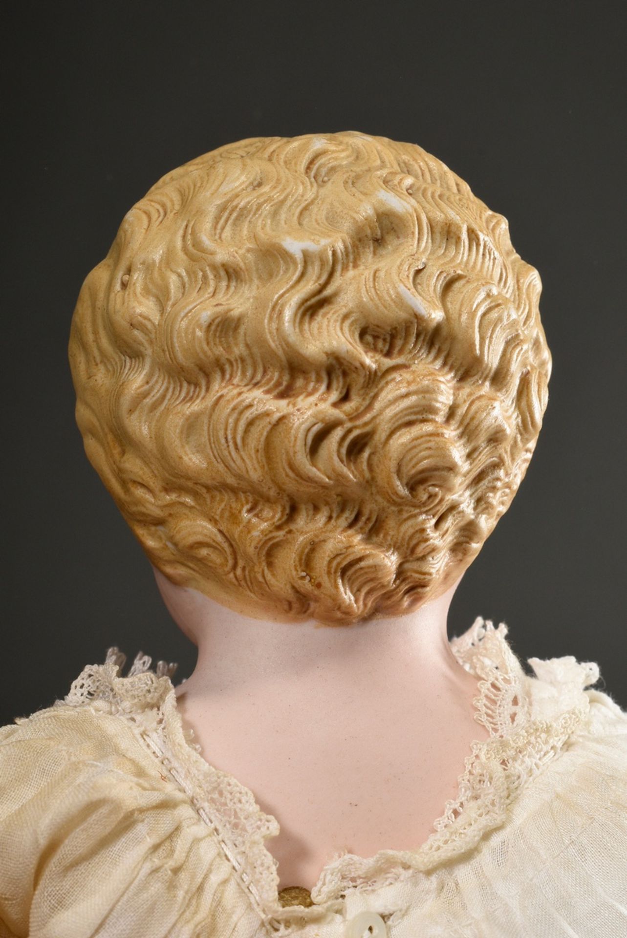 Biedermeier Puppe mit bemaltem Porzellan Brustkopf, braunen Glasaugen, blonde geformte Haare, Leder - Bild 4 aus 10