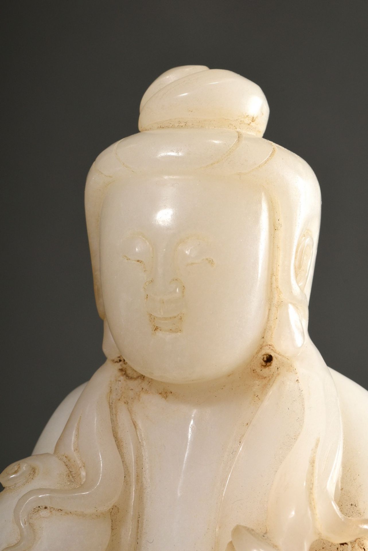 Helle Jade Figur "Sitzender Buddha mit Ruji Zepter" auf dunklem Holz Stand, Qing Dynastie, China, H - Bild 3 aus 7