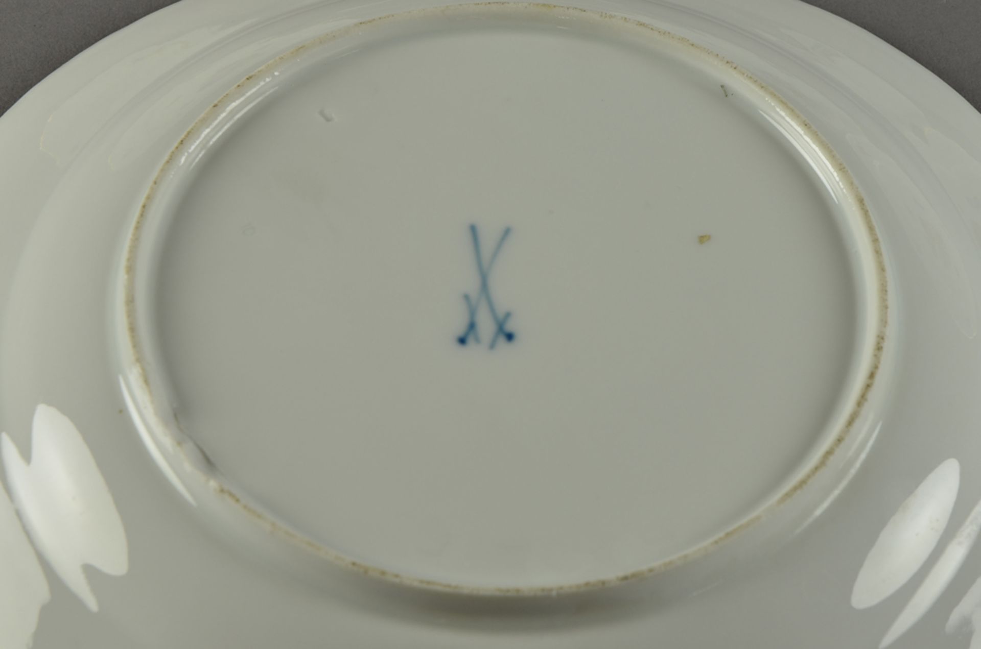 6 Meissen plates with basket relief and gold painted rim "Blumendekor", 19th c., Ø 24.5cm, 1x gold  - Image 2 of 2