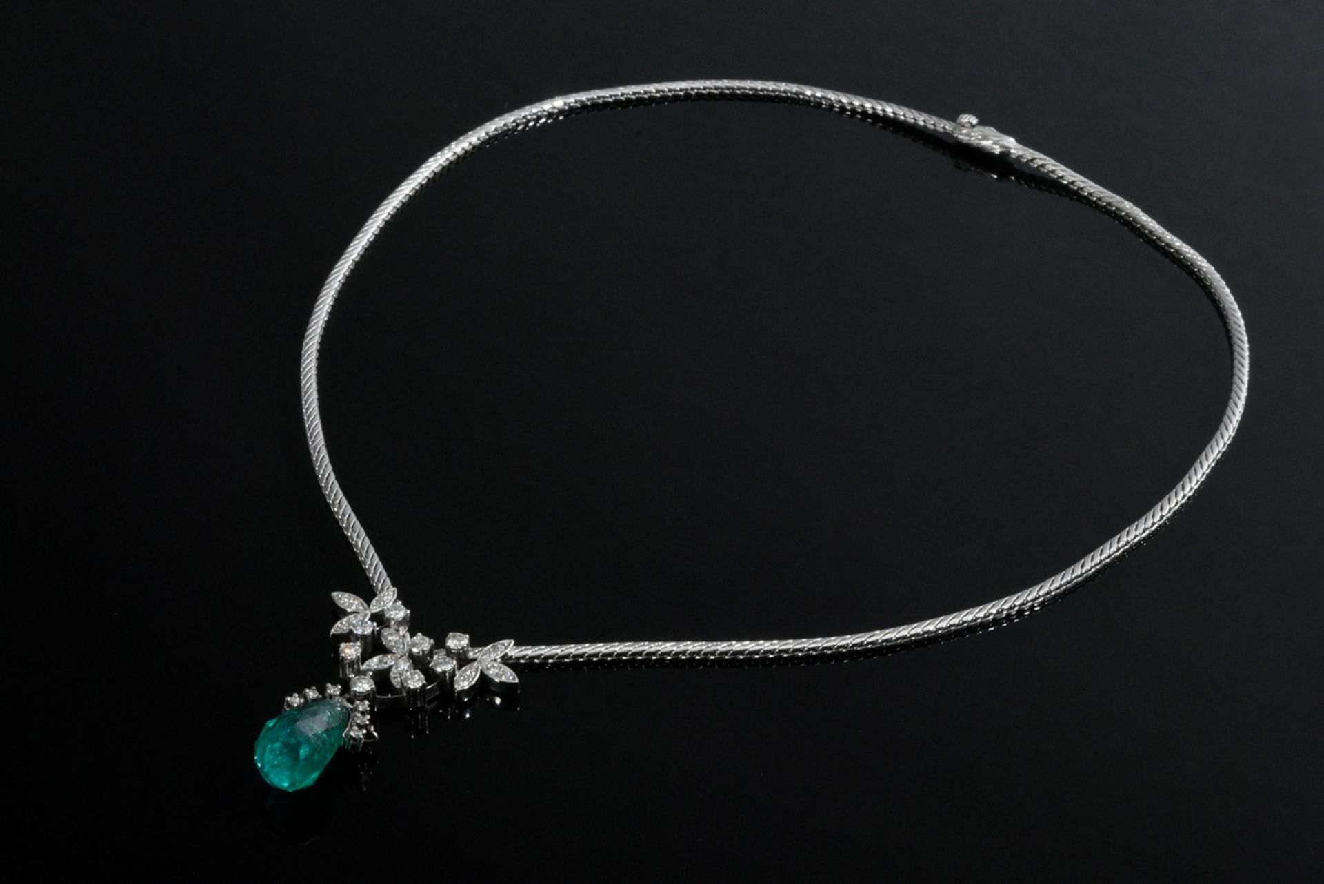 Collier 18 kt WG, mit ZÖ 40 cm + 43 cm, 1 Tropfen 0,11 ct, TW-vsi, 13 Dia. 0,03 ct, W-si