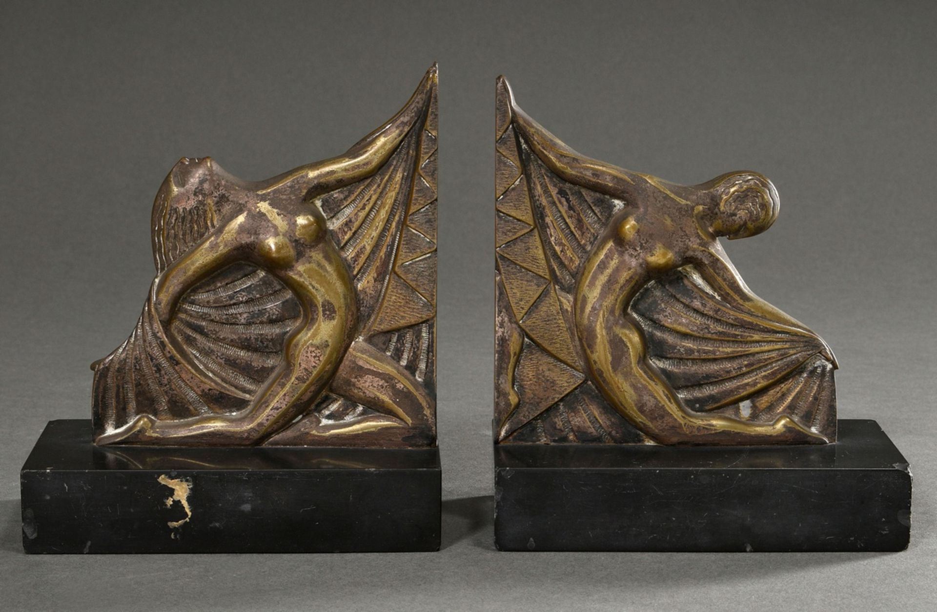 Paar Messing Art Deco Buchstützen „Tänzerinnen“ auf schwarzem Marmorsockel, je sign. "Kovars z", nu