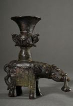 Kleine chinesische Tempelvase auf Elefant, Satteldecke mit Zeichenmarke, Bronze, Qing Zeit, H. 15cm