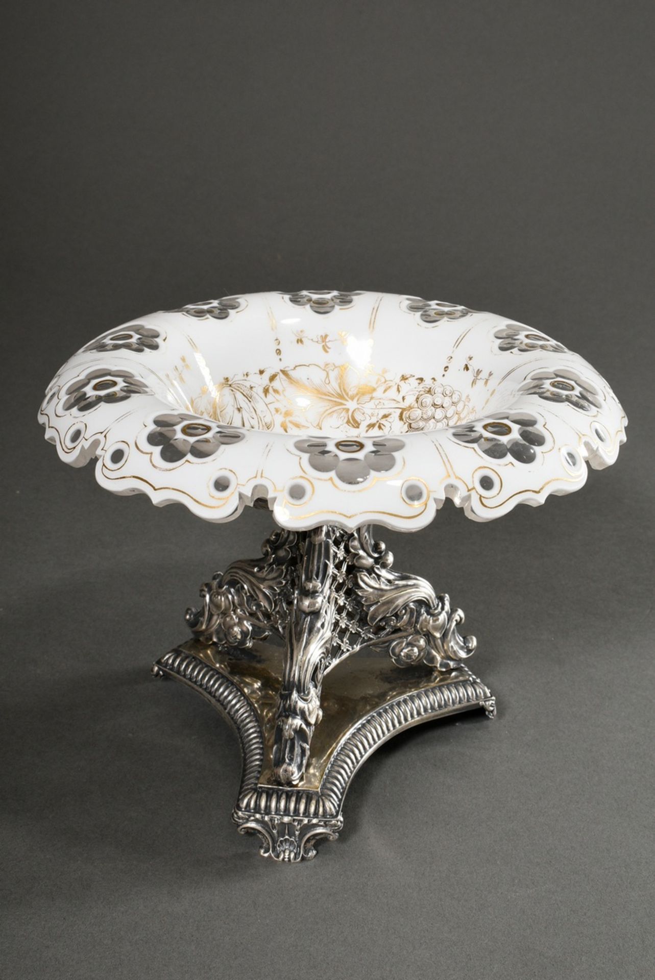 Biedermeier Zuckeraufsatz mit weißer Überfangglas Schale und Goldstaffage auf opulent ornamentierte - Bild 3 aus 7