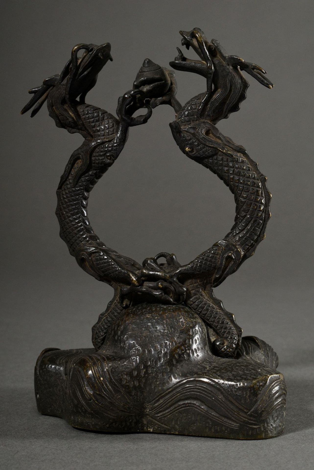 Chinesische Bronze "Zwei Drachen mit Tama Perle" auf "Landschaftssockel", zweiteilig, 19.Jh., H. 14 - Bild 2 aus 7