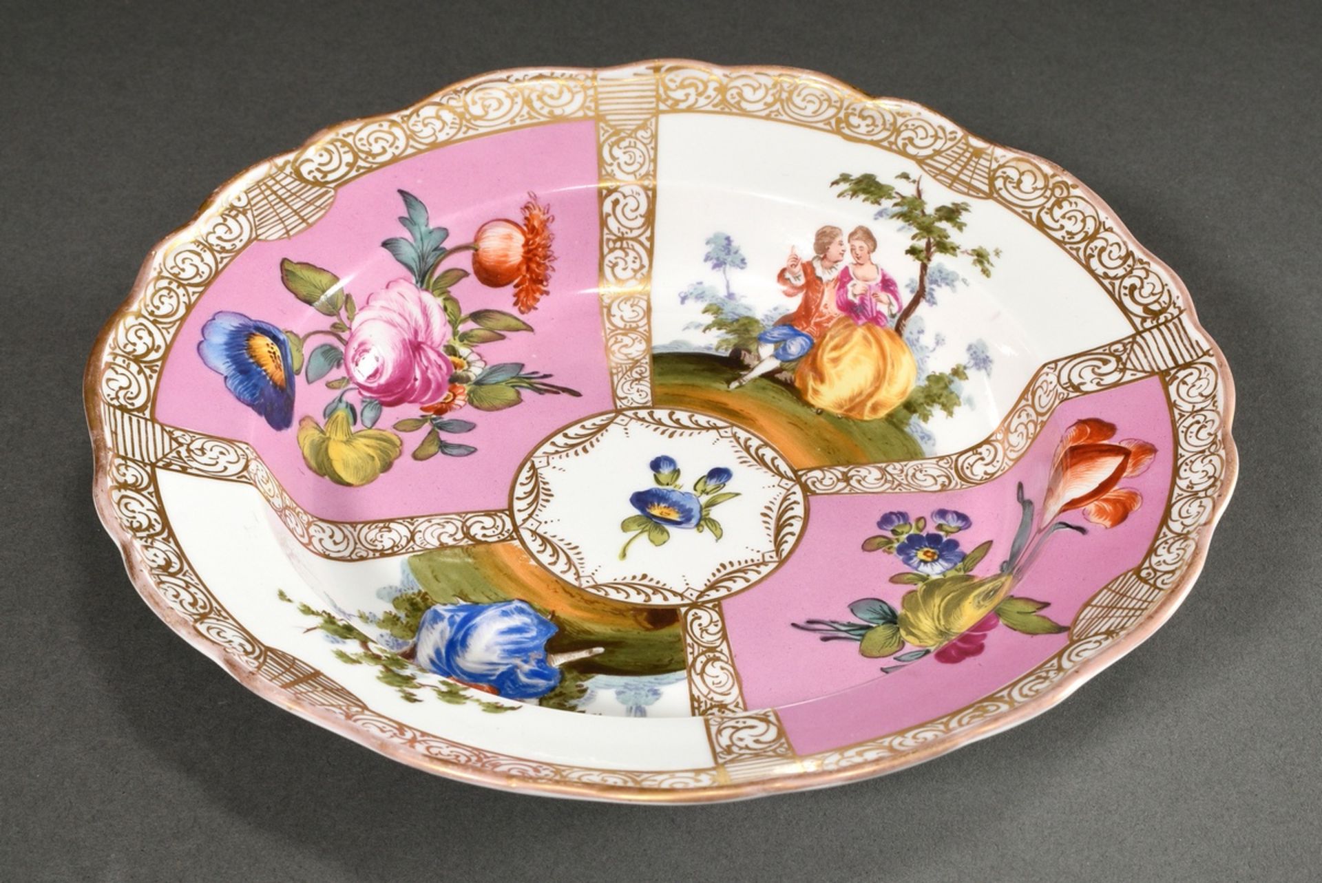 Meissen Teller "Liebespaar" mit Watteaumalerei auf rosé Fond, wohl Hausmalerei, Ø 23cm, 19. Jh. 2 S