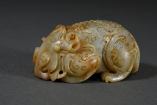 Jade "Fabelwesen" im archaischen Stil, blasse Seladon Jade mit Russet Einschlüssen, 4x9x4,5cm