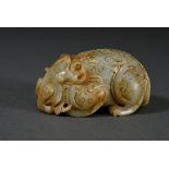 Jade "Fabelwesen" im archaischen Stil, blasse Seladon Jade mit Russet Einschlüssen, 4x9x4,5cm