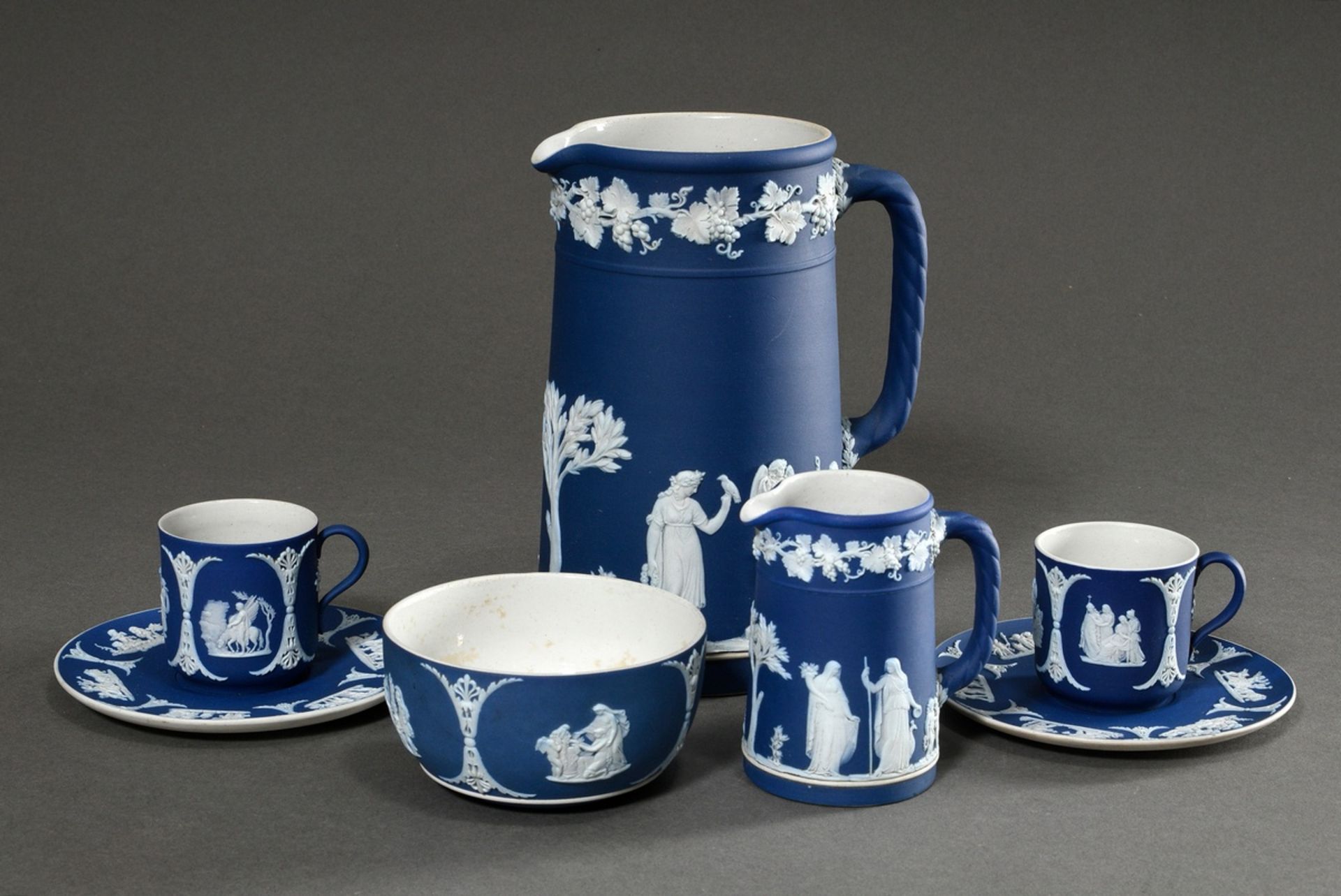 5 Diverse Teile Wedgwood Tête-à-Tête in blauer Jasperware mit weißen Bisquitreliefs, England Anfang