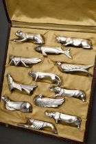 12 Art Deco Messerbänkchen in abstrahierten Tierformen, Metall versilbert, Frankreich um 1920, in O