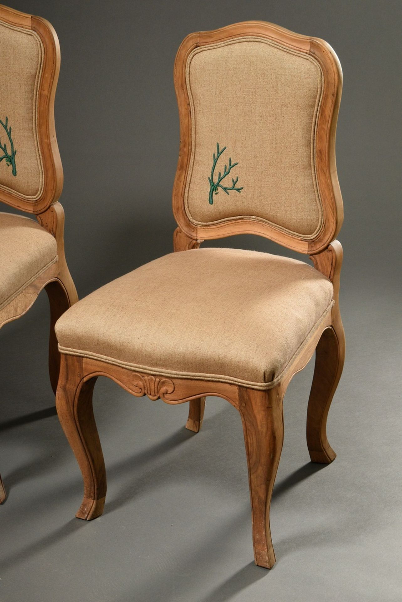 Paar Französische Eichen Stühle im Louis XV Stil mit hellem Leinenbezug und grüner Stickerei „Koral - Bild 2 aus 9