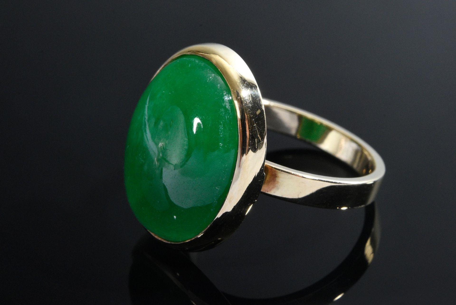 Gelbgold 585 Ring mit großem ovalem Jade Cabochon (18,3x14,28x5,1mm), 6,8g, Gr. 58, Tragespuren