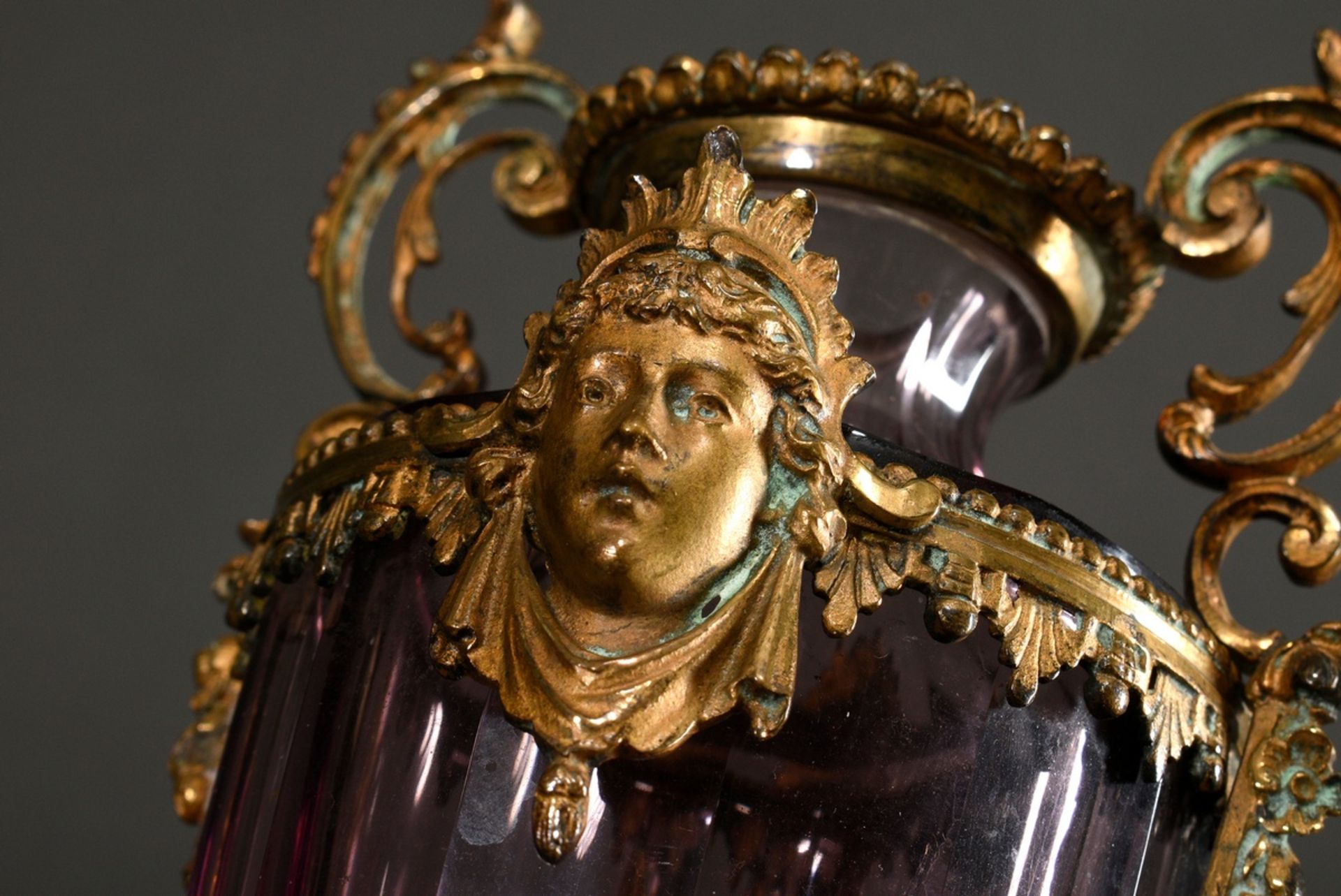 Facettierte Amethystglas Vase mit historisierender Ormolue Montierung und Maskarons, um 1880, H. 25 - Bild 5 aus 8