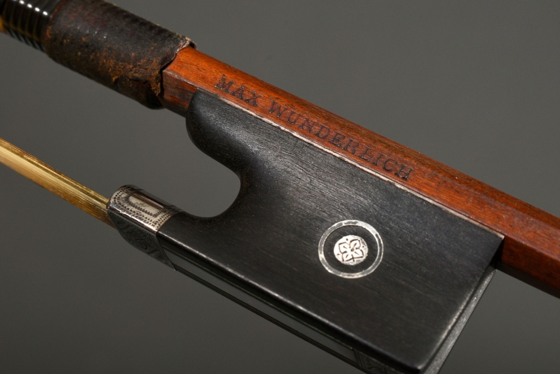 Masterly violin bow, stamped "Max Wunderlich", Germany 1st half 20th c., finely chased silver fitti - Image 5 of 14
