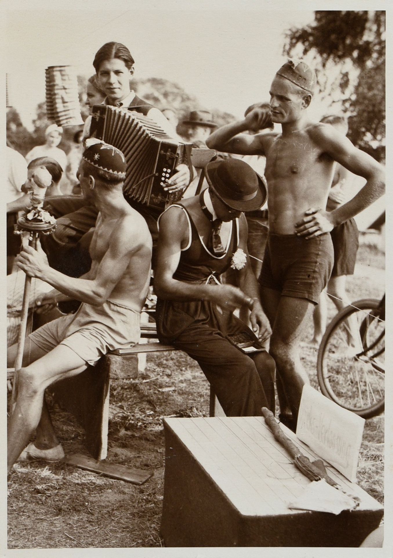 Schorer, Joseph (1894-1946) "Strandfest Blankenese", Fotografie, auf Karton montiert, u. bez., vers