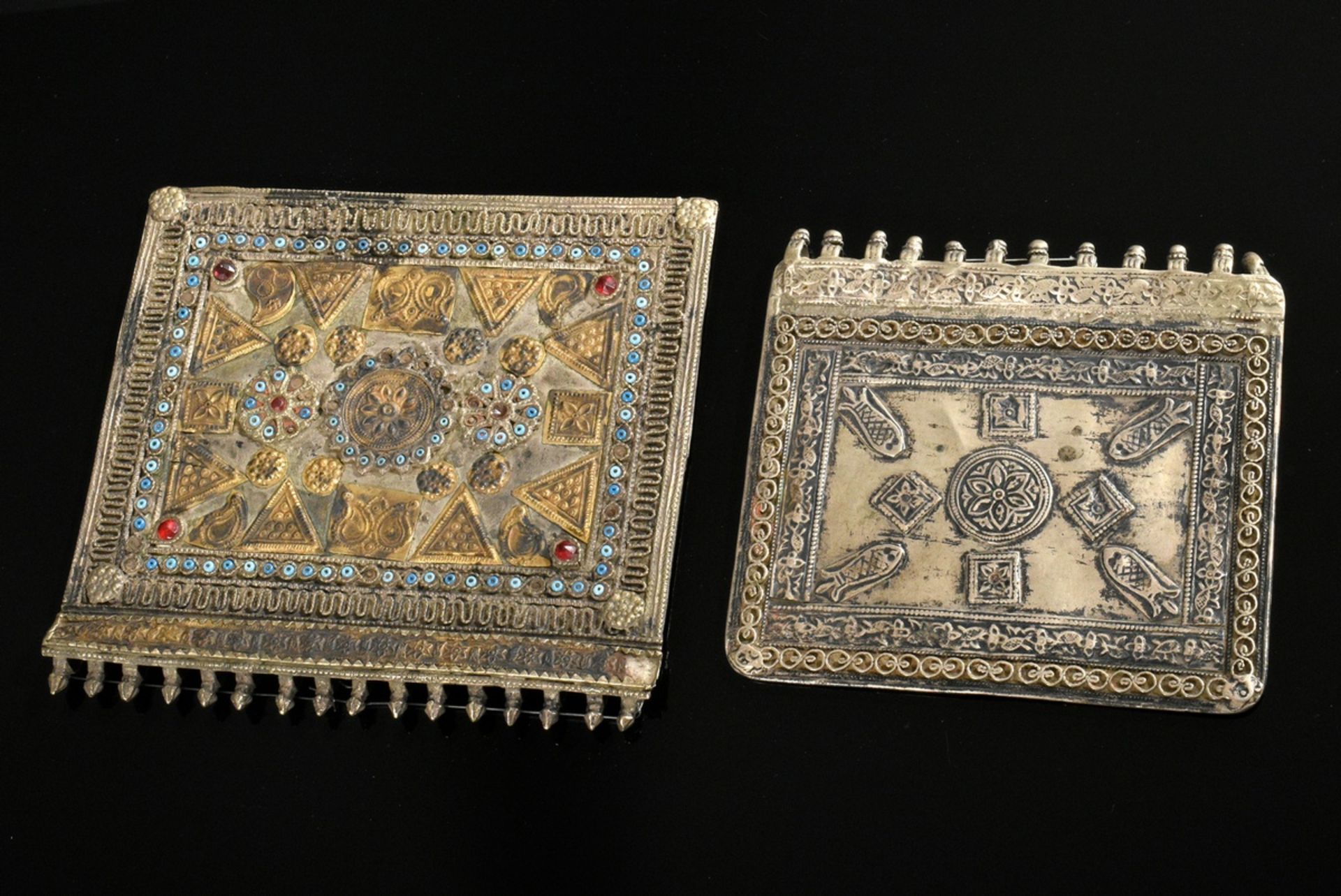 2 Diverse Brustschmuckplatten mit Aufhängevorrichtungen, Front verziert mit umlaufenden Bändern, Sc