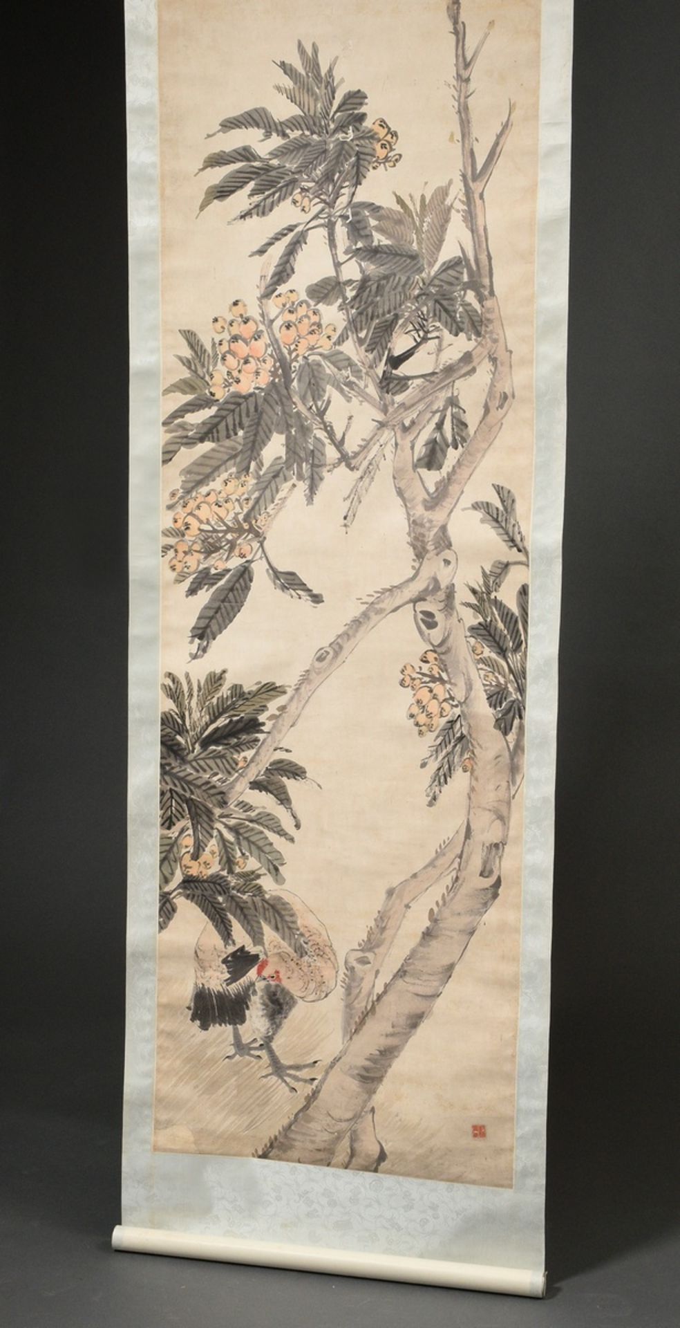 Chinesisches Rollbild "Vogel und Baum mit orangen Früchten", farbige Tusche auf Papier auf Seide mo - Bild 2 aus 8