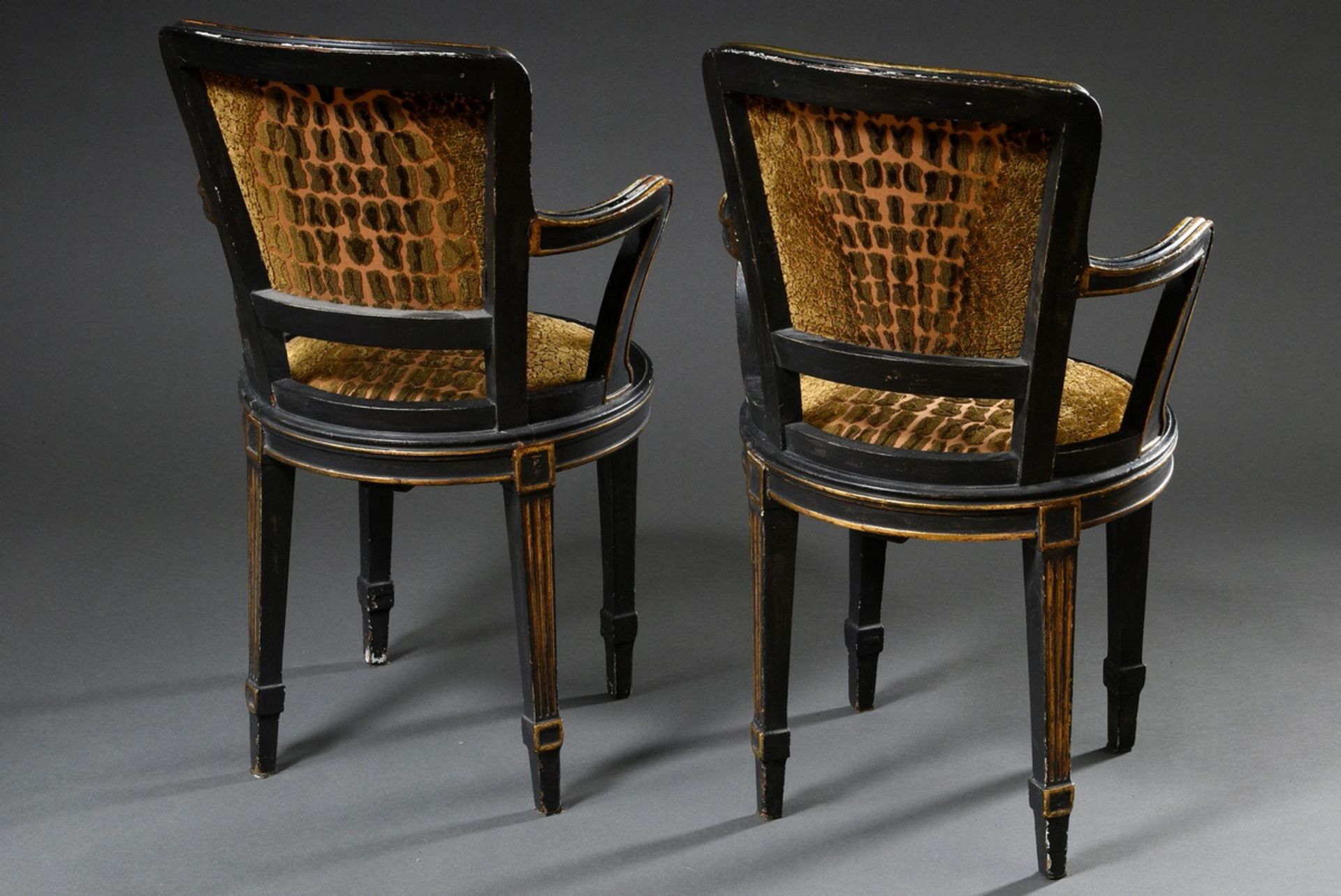 Paar zierliche Armlehnsessel im Louis XVI Stil mit runden Sitzflächen und Trapezförmigen Lehnen, ex - Bild 4 aus 5