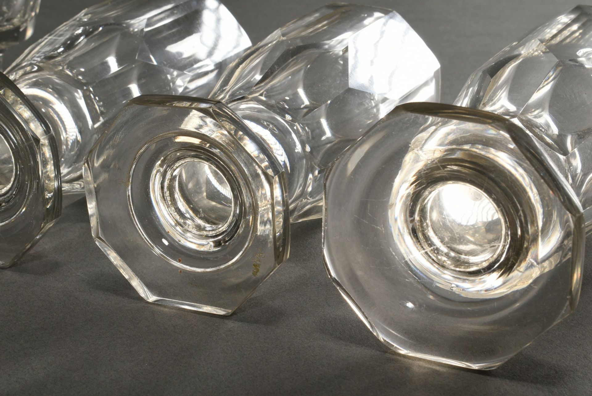 8 Diverse rustikale Gläser in verschiedenen Formen mit Facettenschliff auf oktogonalen Füßen, um 19 - Bild 4 aus 4