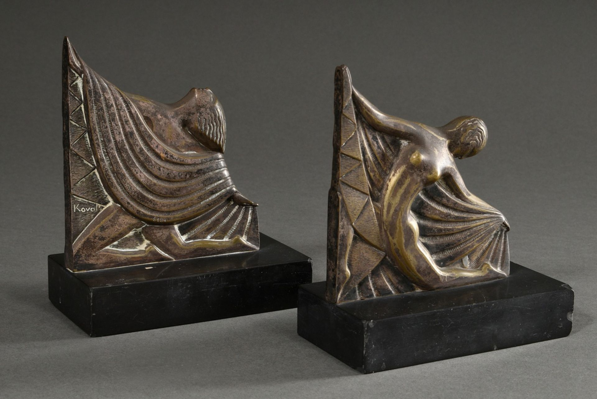 Paar Messing Art Deco Buchstützen „Tänzerinnen“ auf schwarzem Marmorsockel, je sign. "Kovars z", nu - Bild 2 aus 7