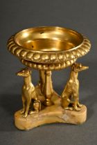 Kleiner Aufsatz mit kannelierter Schale von drei Windhunden getragen, feuervergoldete Bronze auf Ma