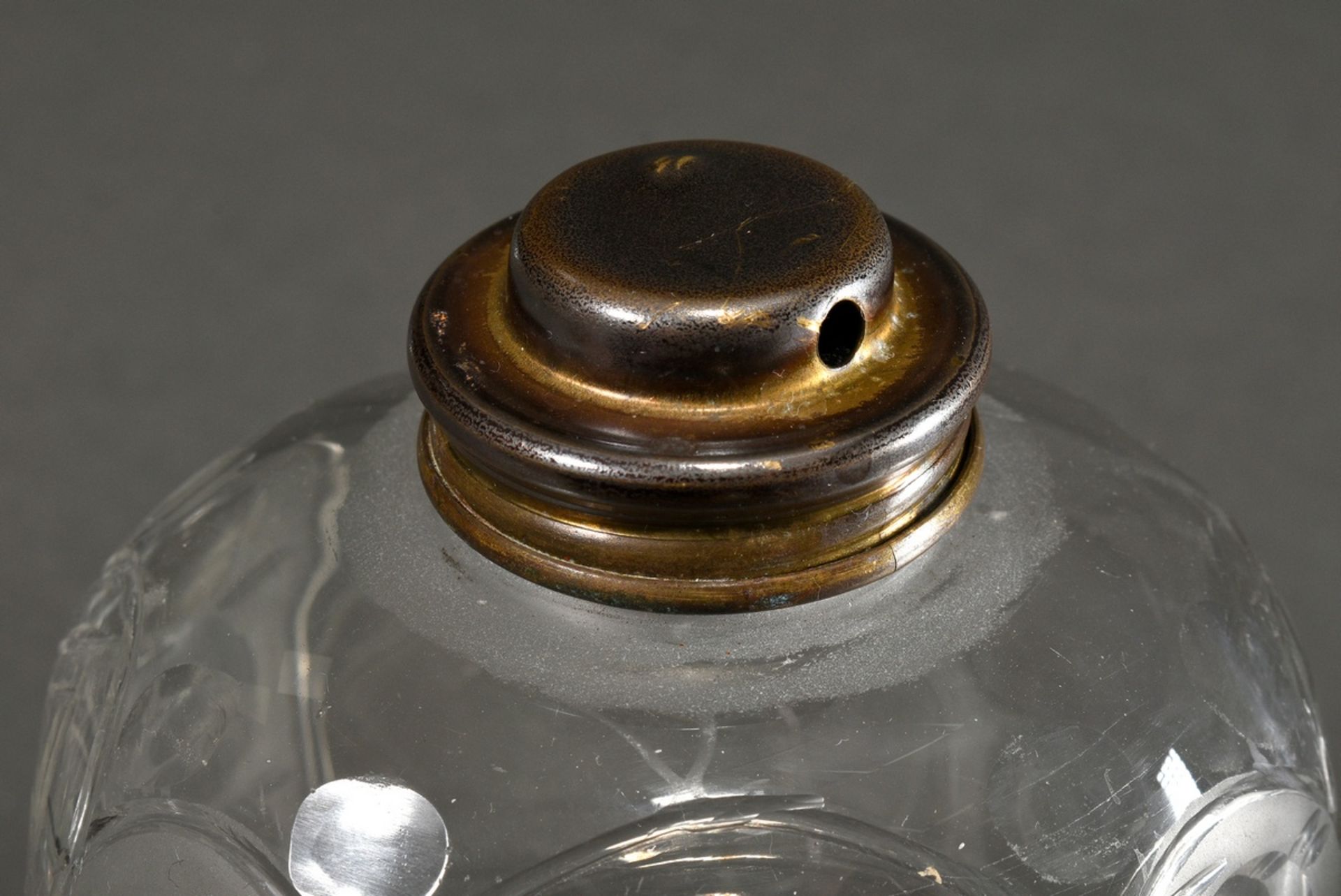 Oktogonale Flasche mit ornamentalem Stern- und Olivenschliff sowie Metall Schraubdeckel ohne Ring,  - Bild 2 aus 3