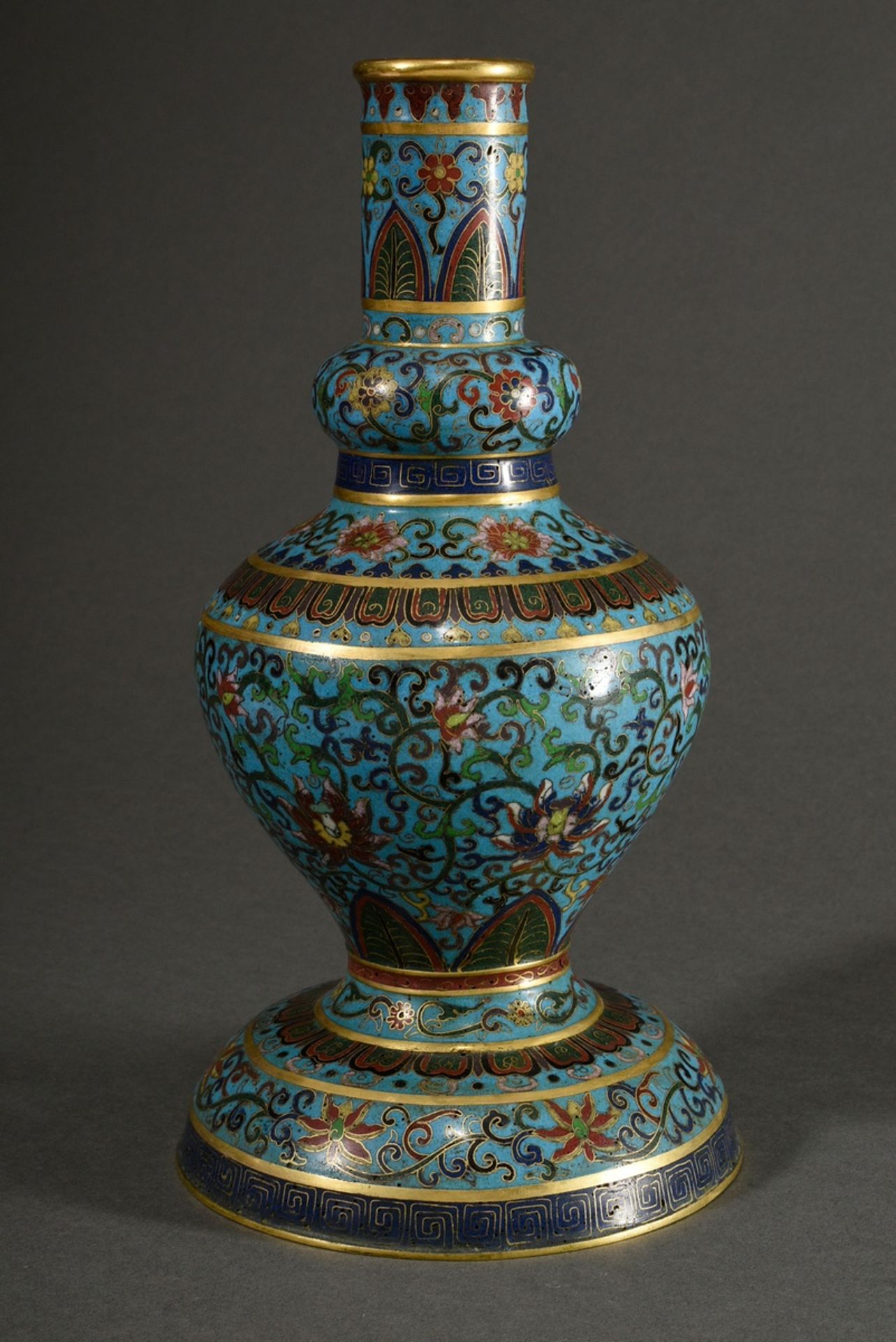Cloisonné "Holy Water" Vase mit feuervergoldeten Bronze Rändern und reichem floralem Dekor auf türk - Bild 2 aus 8
