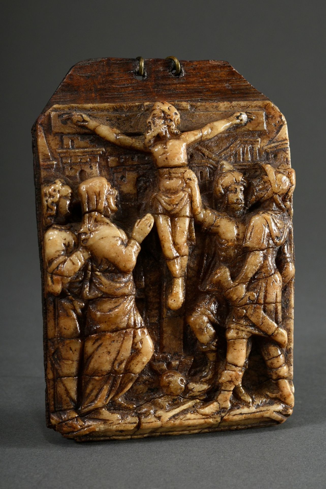 Alabaster Relief "Kreuzigung" vor Stadtkulisse mit Johannes und Maria links und zwei Soldaten recht - Bild 3 aus 7