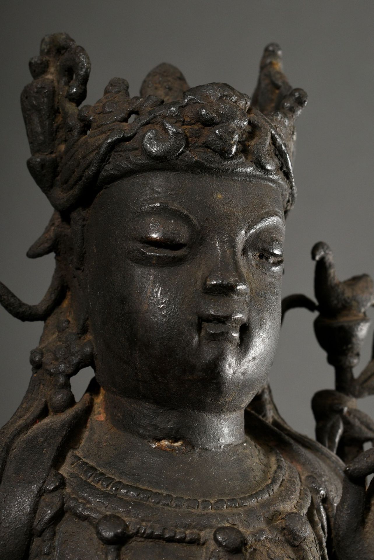 Chinesische Bodhisattva Avalokiteshvara / Guanyin Pusa mit Krone und Schmuck auf Kundika-Vase und K - Bild 6 aus 10