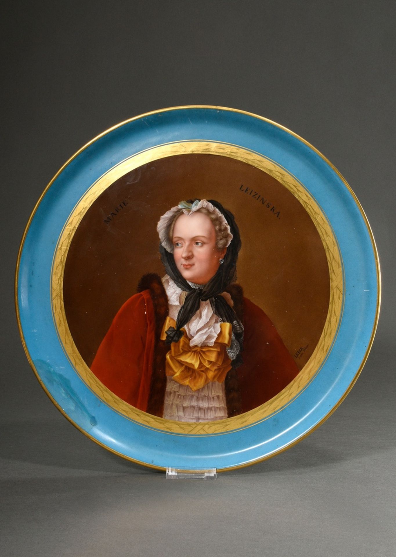 Großes rundes Sevres Tablett mit lupenfeiner Portraitmalerei "Marie Leizinska" in radierter Goldrah