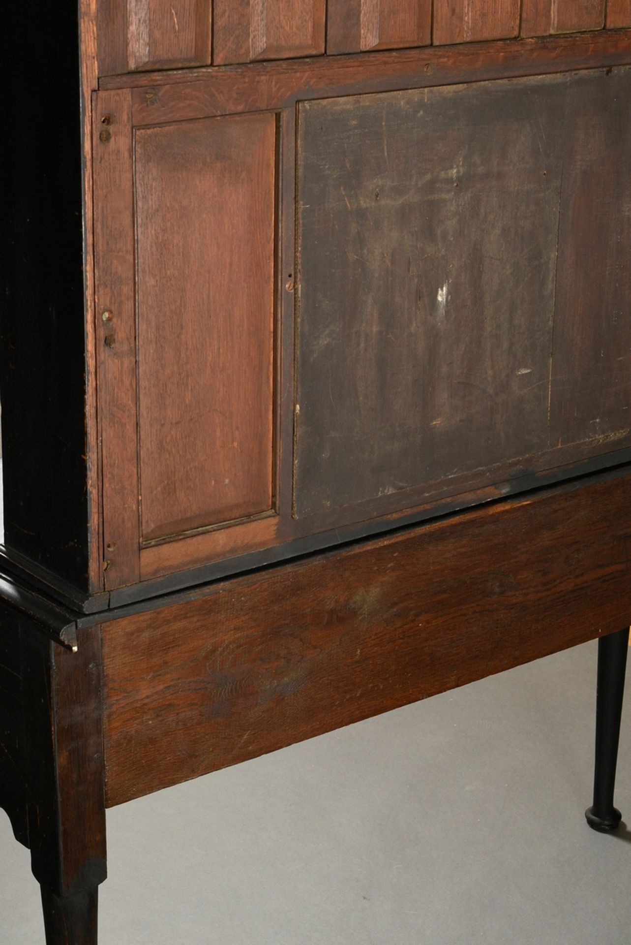 Kleiner Dresser mit aufgesetztem Tellerbord und 2 Schüben über geschweiften Beinen mit Padfeet, Wei - Bild 7 aus 7