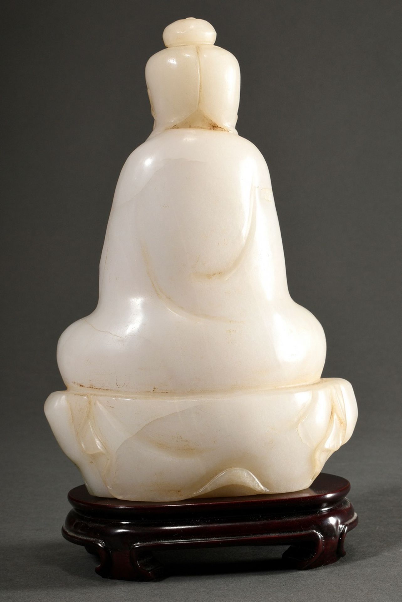 Helle Jade Figur "Sitzender Buddha mit Ruji Zepter" auf dunklem Holz Stand, Qing Dynastie, China, H - Bild 6 aus 7