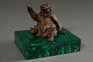 Briefbeschwerer "Sitzender Braunbär", fein bearbeitete Bronze auf Blei Sockel mit Malachit Verkleid