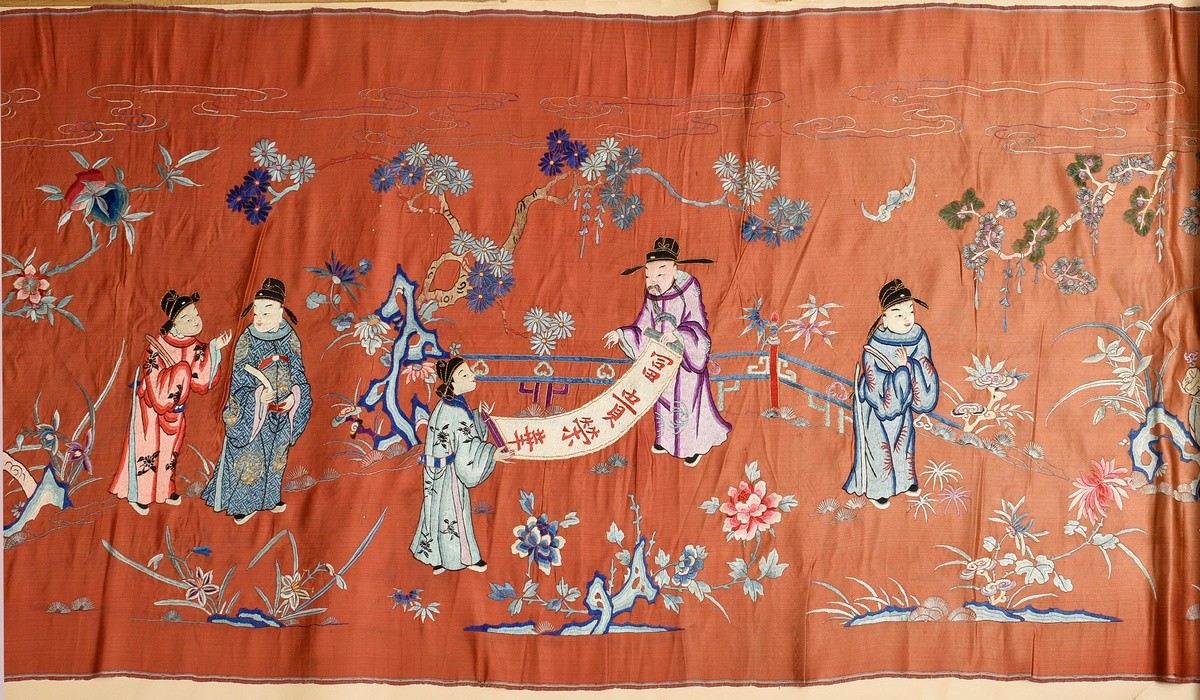 Chinese silk wall hanging with detailed flat embroidery in polychrome silk and gold threads "Audien - Image 4 of 14