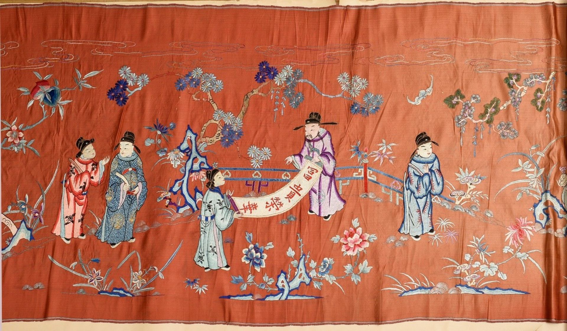 Chinesischer Seiden Wandbehang mit detailreicher Flachstickerei in polychromen Seiden- sowie Goldfä - Bild 4 aus 14